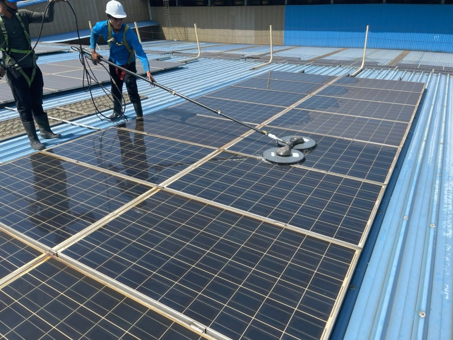 雙人操作專業設備清洗太陽能板